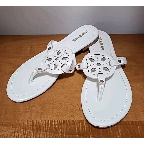 NIB CUSHIONAIRE Women's Cameron Medallion Flat Thong Sandal White Sz 9 - Picture 2 of 3